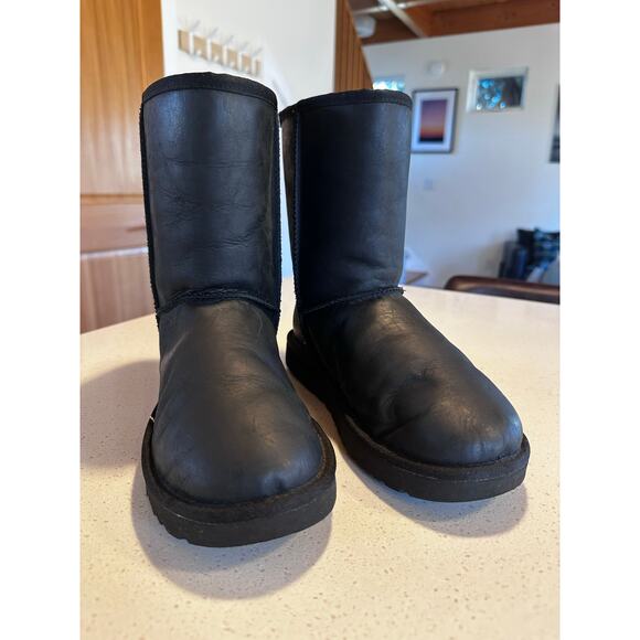 UGG Sheepskin Classic Short Boots Women 8 Black Outdoor Cabin Chic Travel Winter - Picture 3 of 10